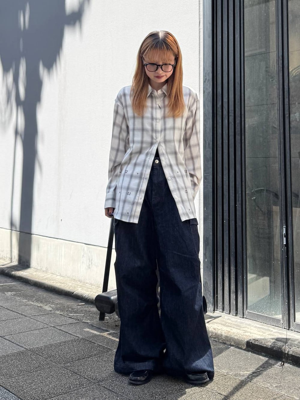 ホワイト系のシャツ/ブラウス、ブルー系のデニムパンツを着用したレディースの夏コーディネートの3枚目の写真