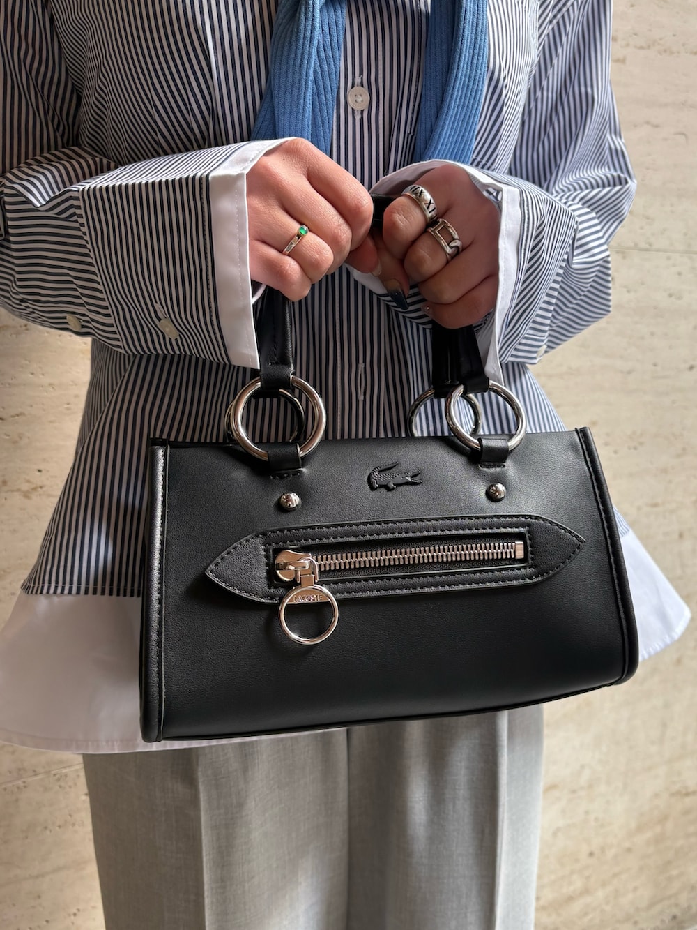 ブルー系のシャツ/ブラウス、ブルー系のカーディガン/ボレロ、ブラック系のハンドバッグを着用したレディースの冬コーディネートの4枚目の写真