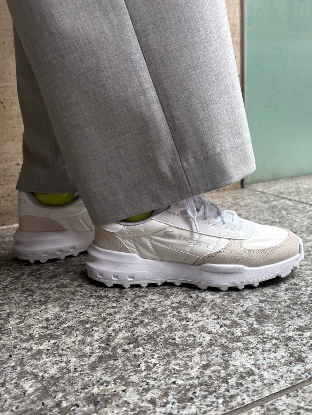 ブルー系のシャツ/ブラウス、ブルー系のカーディガン/ボレロ、ブラック系のハンドバッグを着用したレディースの冬コーディネートの5枚目の写真