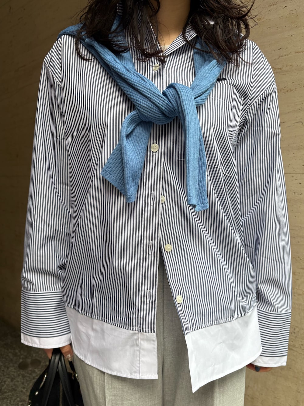 ブルー系のシャツ/ブラウス、ブルー系のカーディガン/ボレロ、ブラック系のハンドバッグを着用したレディースの冬コーディネートの3枚目の写真