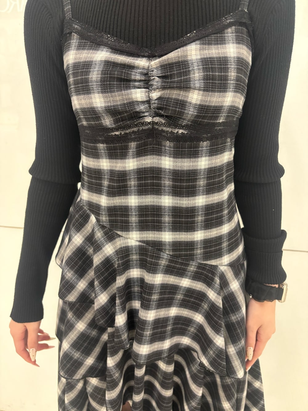 ブラック系のワンピース、ブラック系のローファー、ブラック系のニット/セーターを着用したレディースの冬コーディネートの6枚目の写真