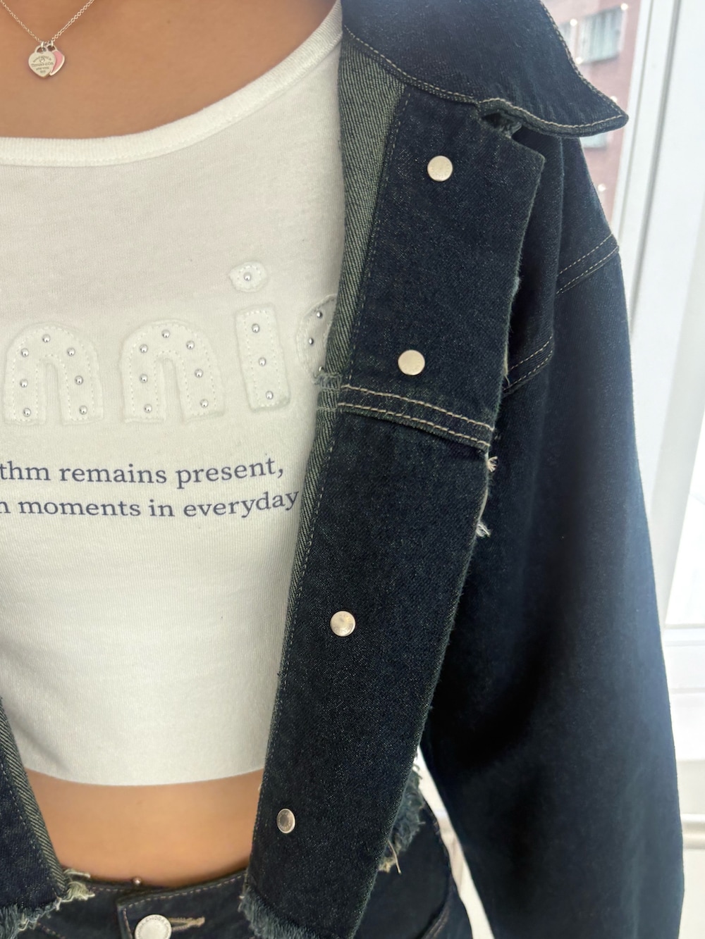 ブルー系のブルゾン、ホワイト系のTシャツ/カットソー、ブルー系のスカートを着用したレディースの秋コーディネートの5枚目の写真