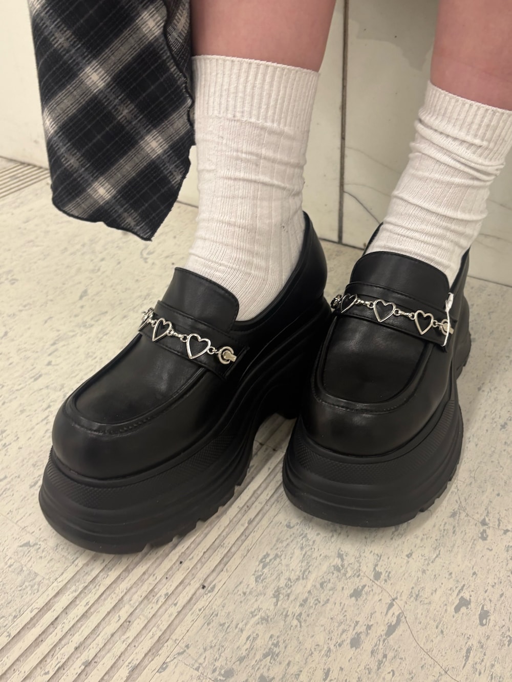 ブラック系のワンピース、ブラック系のローファー、ブラック系のニット/セーターを着用したレディースの冬コーディネートの7枚目の写真