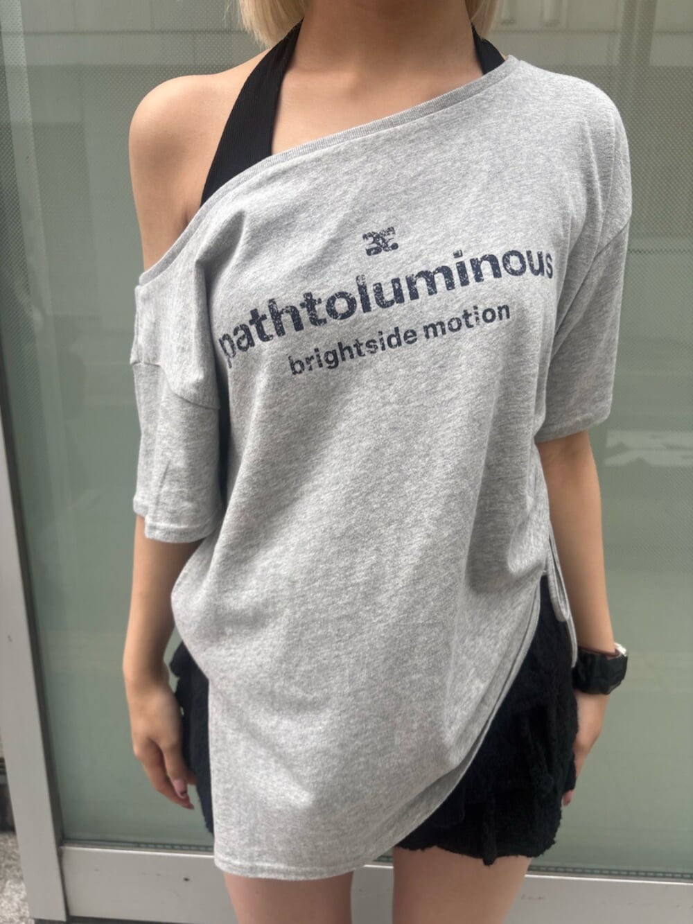ブラック系のスカート、ブラック系のサンダル、グレー系のTシャツ/カットソーを着用したレディースの夏コーディネートの4枚目の写真