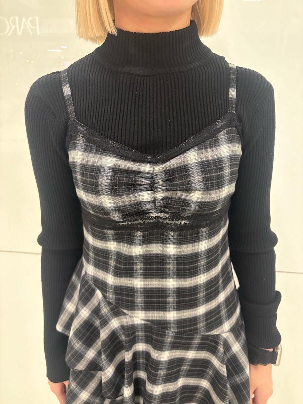 ブラック系のワンピース、ブラック系のローファー、ブラック系のニット/セーターを着用したレディースの冬コーディネートの4枚目の写真