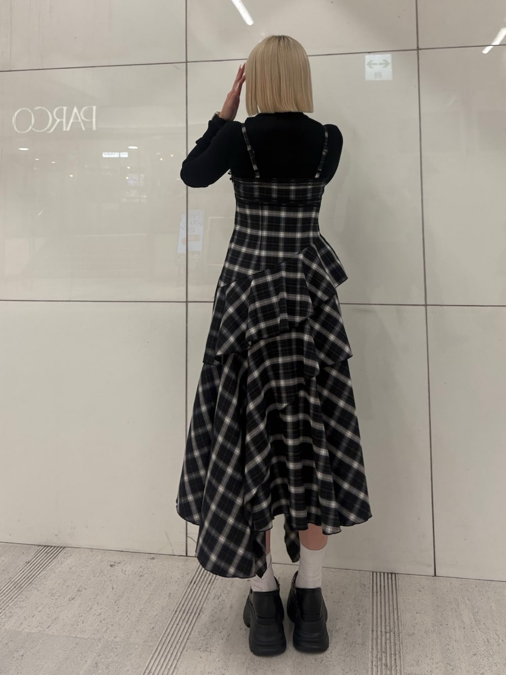 ブラック系のワンピース、ブラック系のローファー、ブラック系のニット/セーターを着用したレディースの冬コーディネートの3枚目の写真