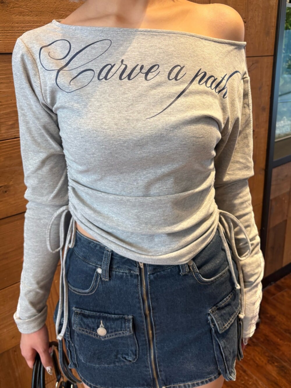ブラック系のスリッポン、ブラック系のショルダーバッグ、グレー系のTシャツ/カットソーを着用したレディースの秋コーディネートの4枚目の写真