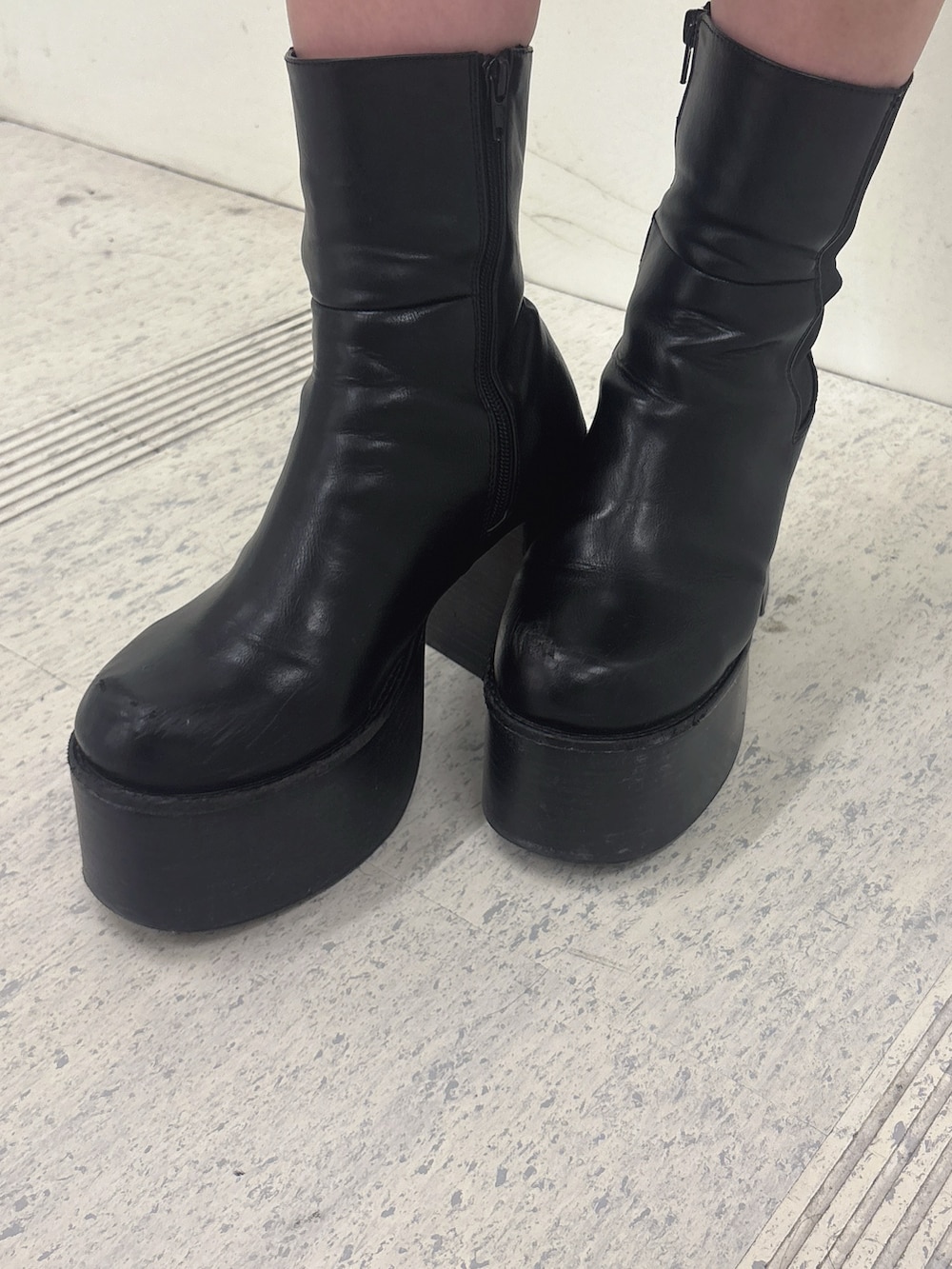 グレー系のワンピース、ブラック系のブーツを着用したレディースの冬コーディネートの5枚目の写真