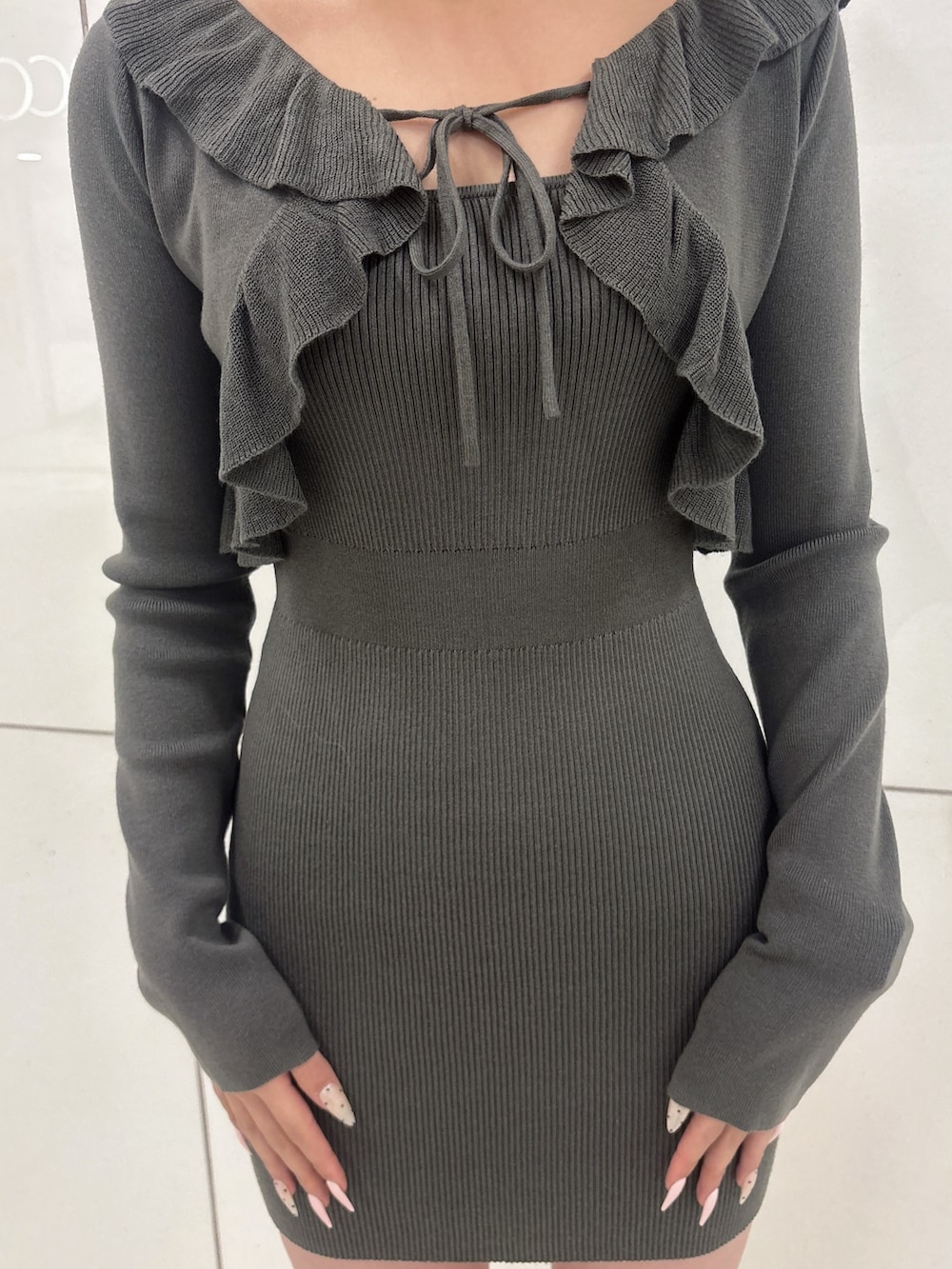 グレー系のワンピース、ブラック系のブーツを着用したレディースの冬コーディネートの4枚目の写真