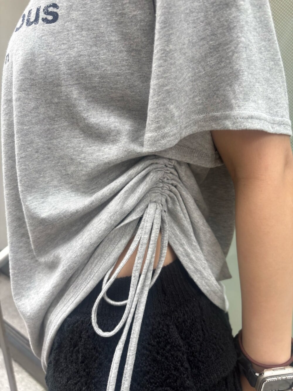 ブラック系のスカート、ブラック系のサンダル、グレー系のTシャツ/カットソーを着用したレディースの夏コーディネートの5枚目の写真