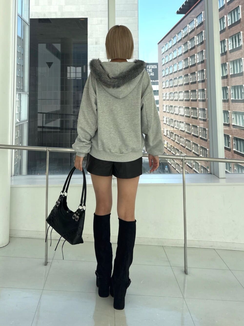 ブラック系のショルダーバッグ、ブラック系のブーツ、ブラック系のその他パンツを着用したレディースの秋コーディネートの3枚目の写真