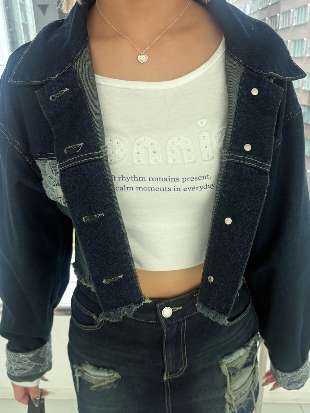 ブルー系のブルゾン、ホワイト系のTシャツ/カットソー、ブルー系のスカートを着用したレディースの秋コーディネートの4枚目の写真