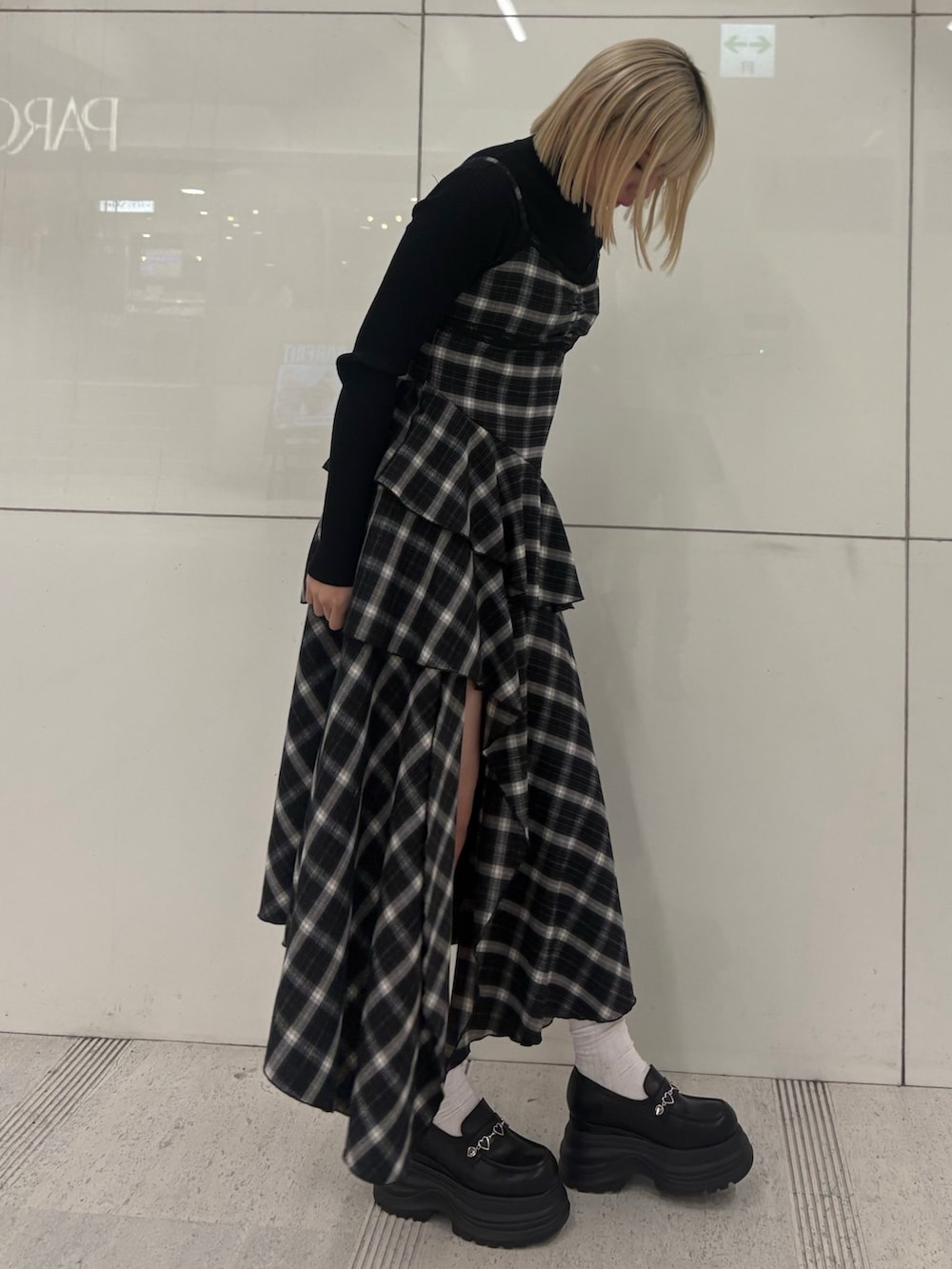 ブラック系のワンピース、ブラック系のローファー、ブラック系のニット/セーターを着用したレディースの冬コーディネートの2枚目の写真