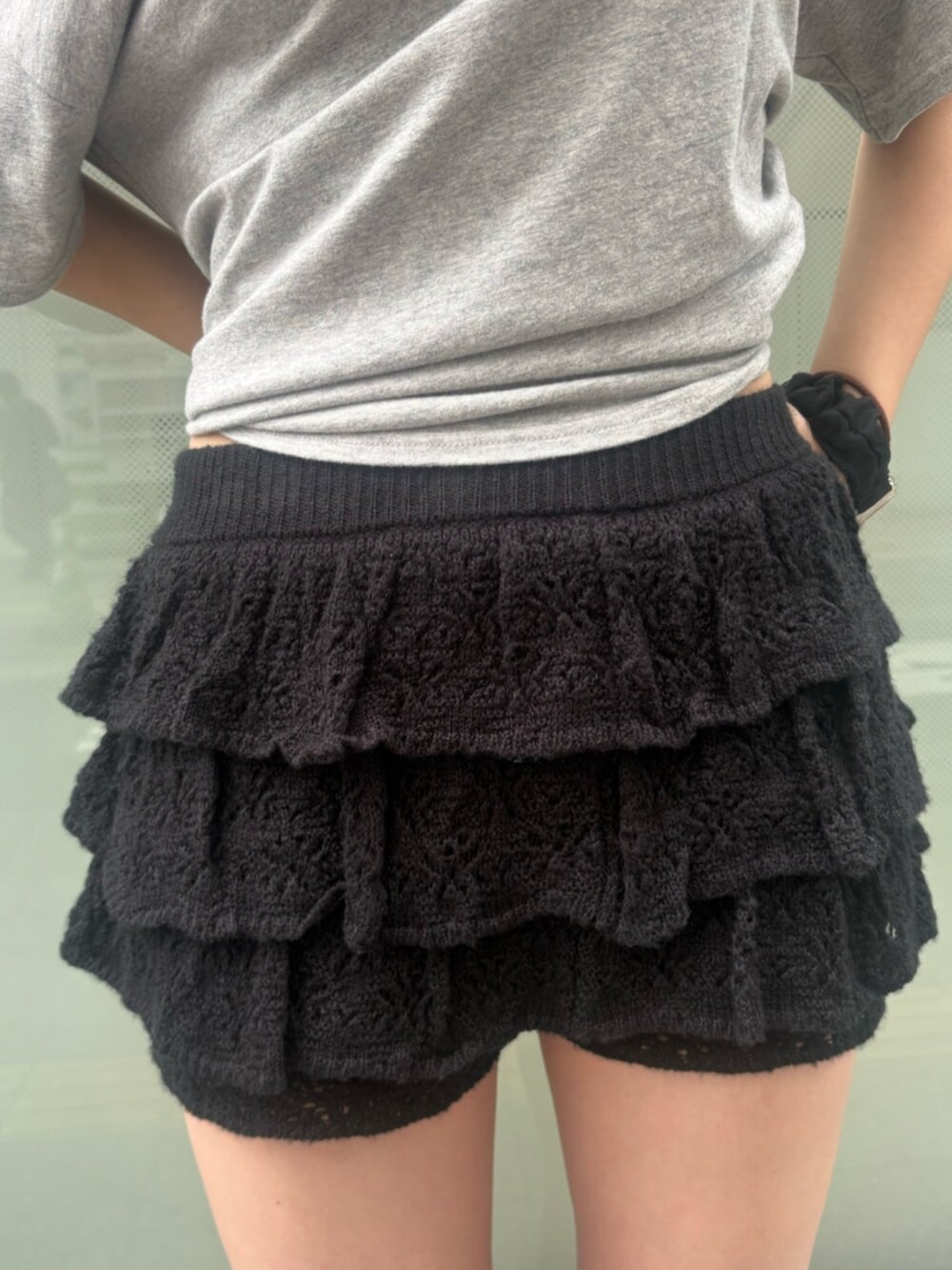 ブラック系のスカート、ブラック系のサンダル、グレー系のTシャツ/カットソーを着用したレディースの夏コーディネートの6枚目の写真