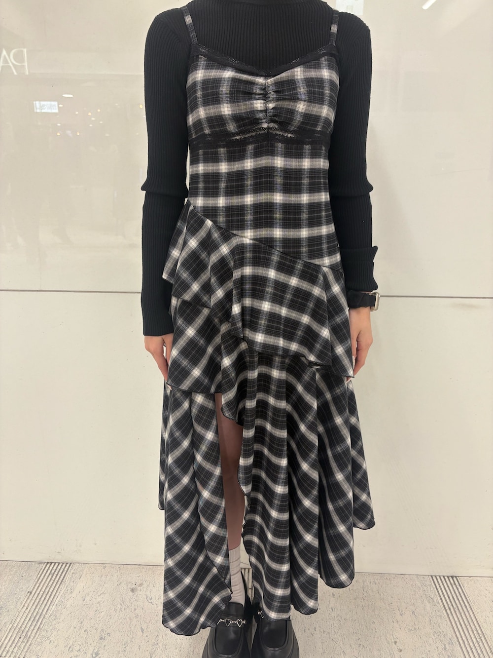 ブラック系のワンピース、ブラック系のローファー、ブラック系のニット/セーターを着用したレディースの冬コーディネートの5枚目の写真