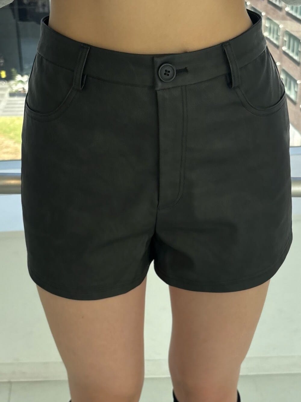 ブラック系のショルダーバッグ、ブラック系のブーツ、ブラック系のその他パンツを着用したレディースの秋コーディネートの5枚目の写真