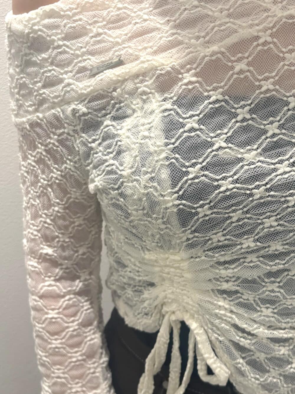 ブラック系のショルダーバッグ、ホワイト系のTシャツ/カットソー、ブラウン系のスカートを着用したレディースの秋コーディネートの5枚目の写真