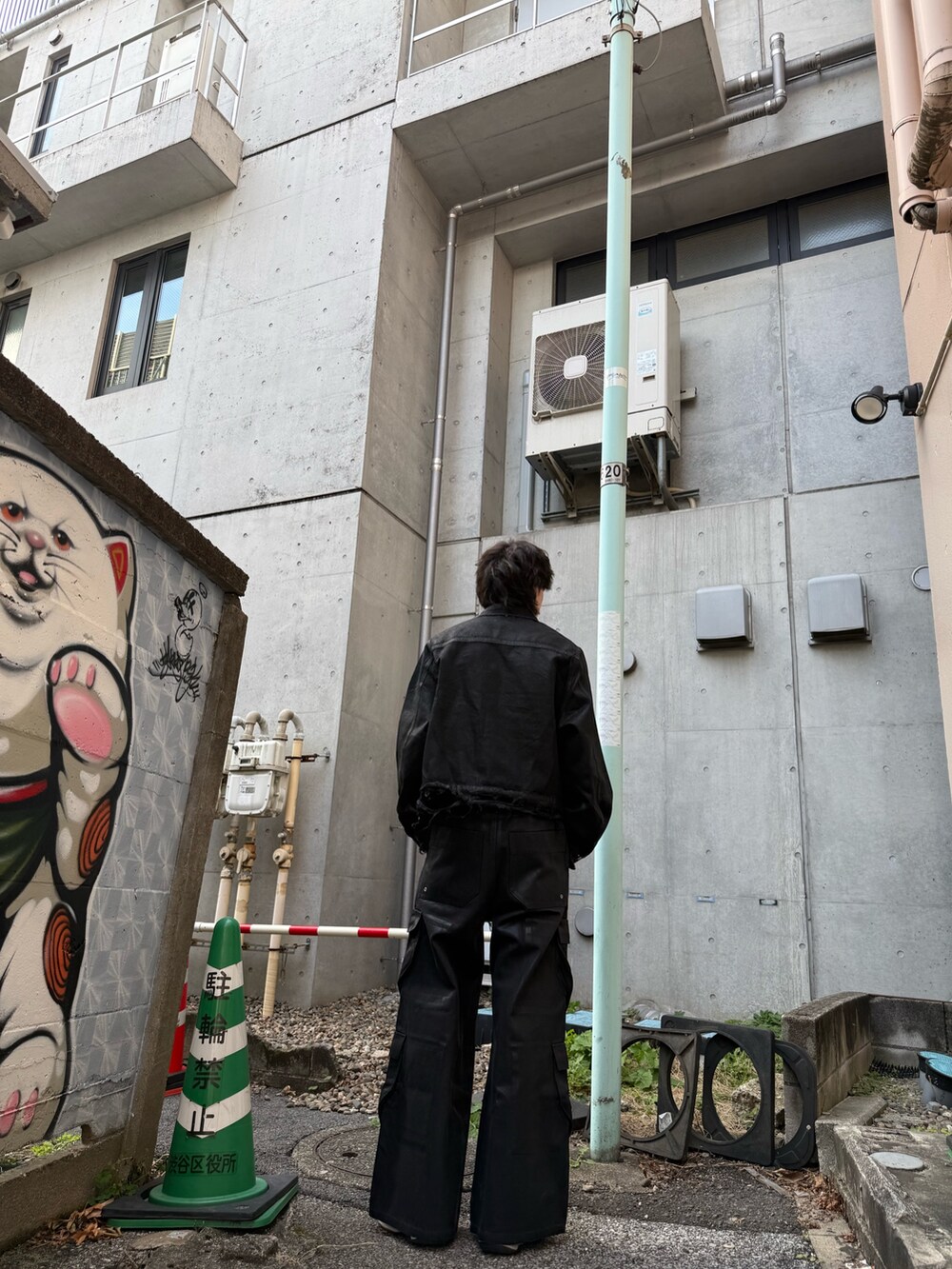 ブラック系のジャケット/アウター、ブラック系のカーゴパンツを着用したメンズの冬コーディネートの4枚目の写真