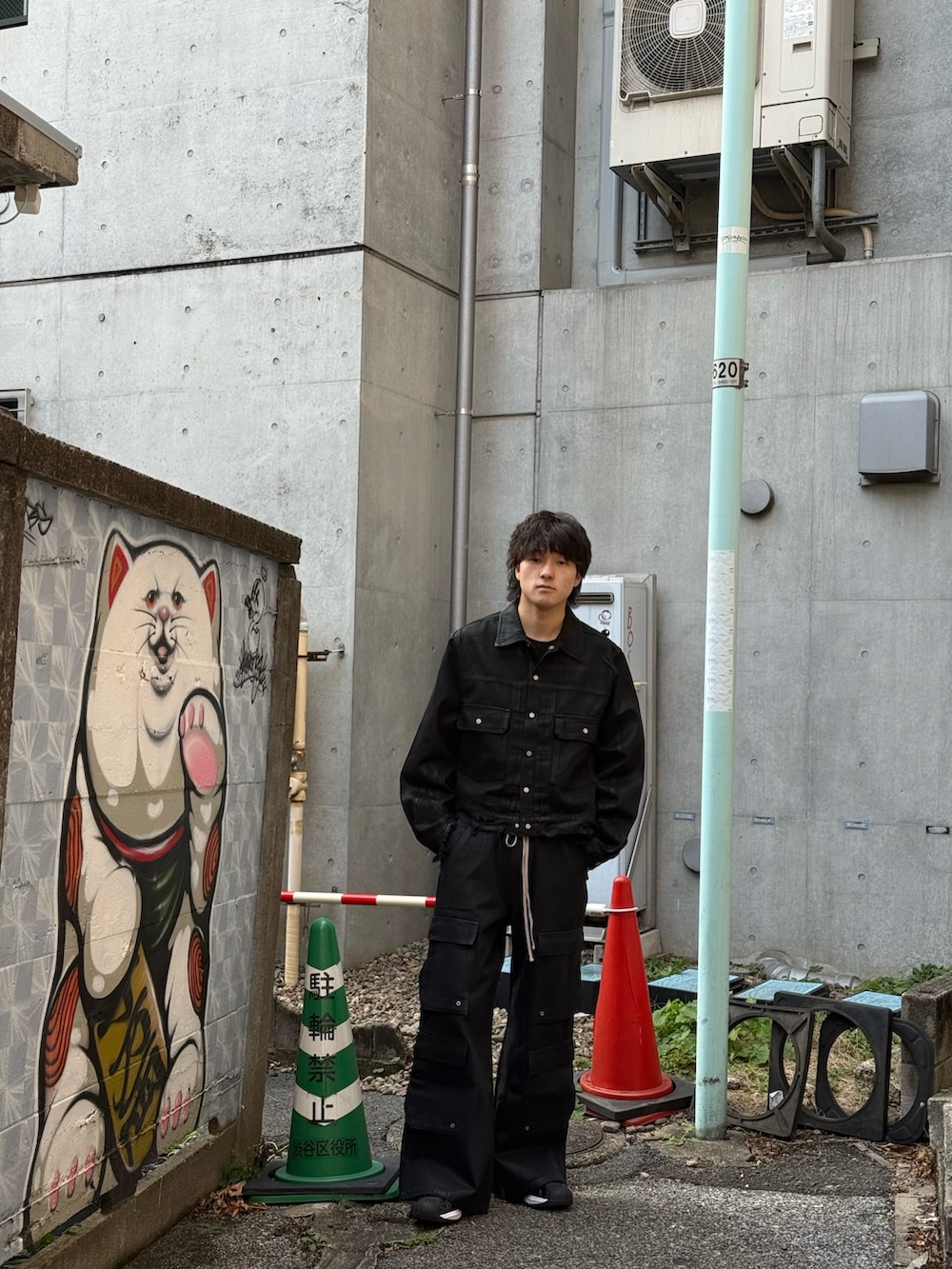 ブラック系のジャケット/アウター、ブラック系のカーゴパンツを着用したメンズの冬コーディネートの2枚目の写真