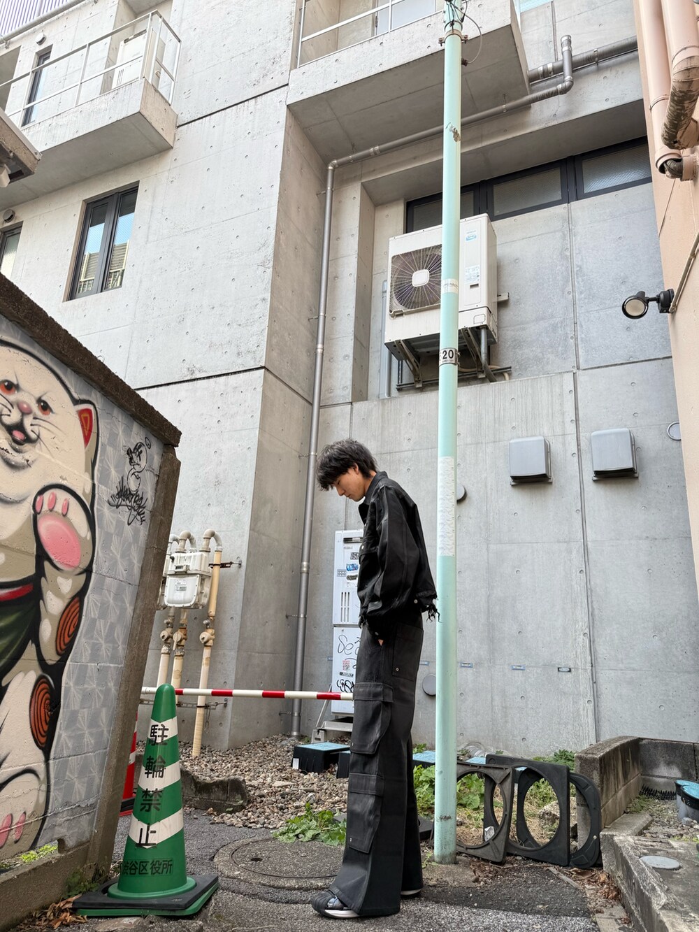 ブラック系のジャケット/アウター、ブラック系のカーゴパンツを着用したメンズの冬コーディネートの3枚目の写真