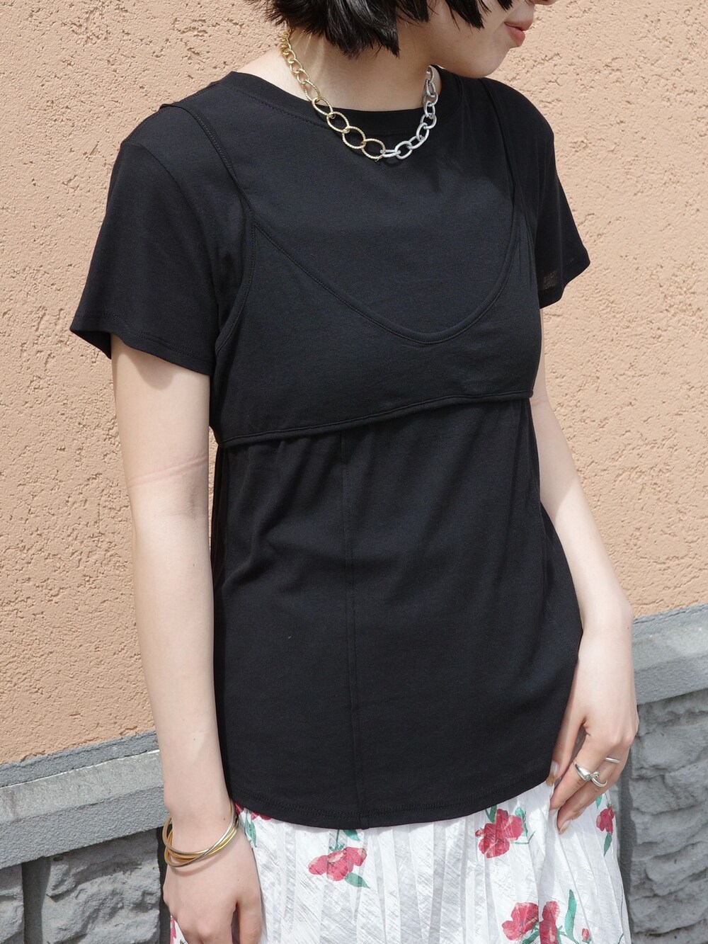 レッド系のその他パンツ、ホワイト系のスカート、ブラック系のTシャツ/カットソーを着用したレディースの夏コーディネートの5枚目の写真