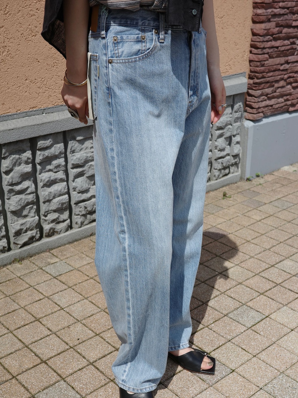 ブルー系のその他パンツ、その他のTシャツ/カットソーを着用したレディースの夏コーディネートの6枚目の写真