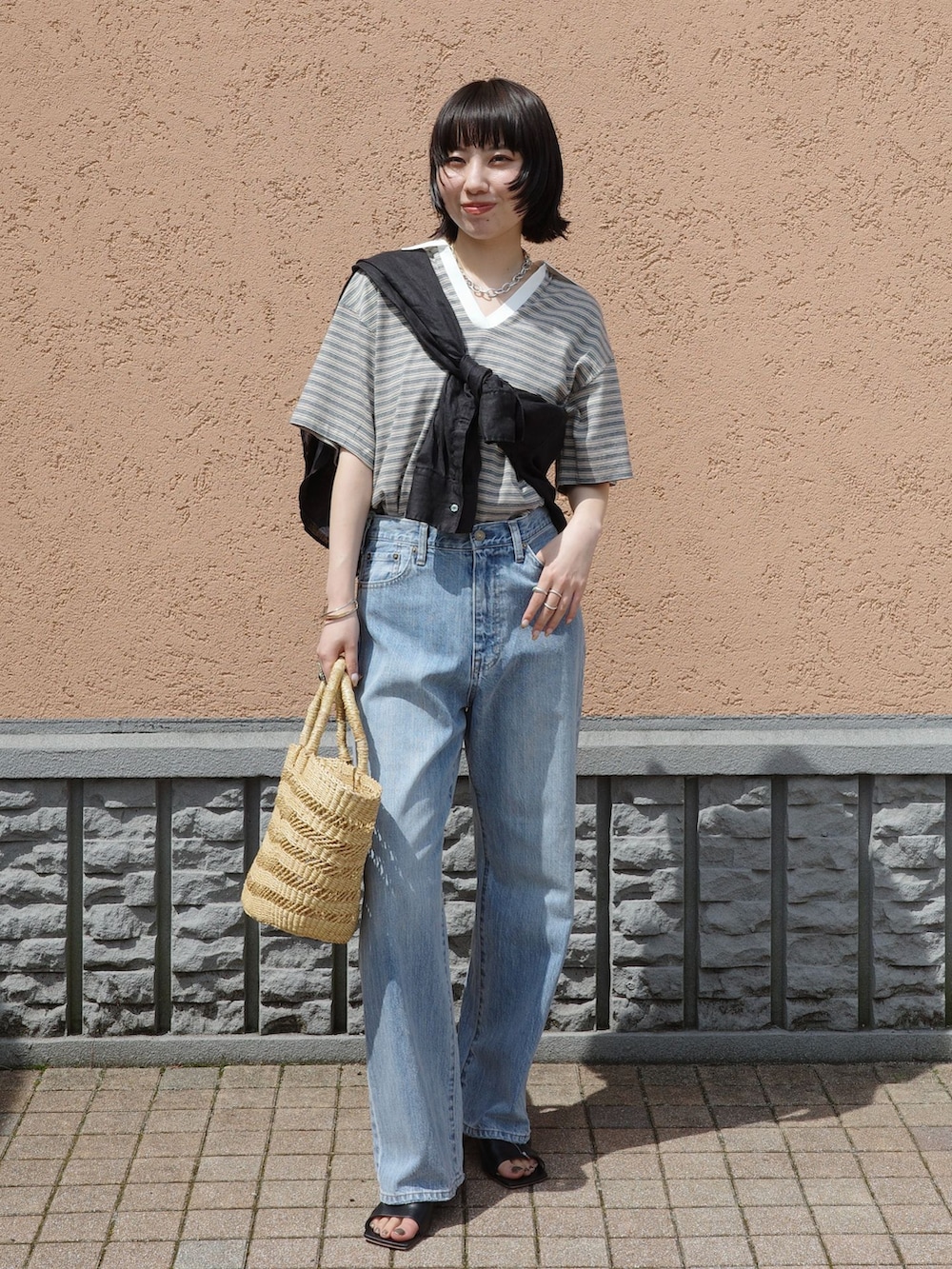ブルー系のその他パンツ、その他のTシャツ/カットソーを着用したレディースの夏コーディネートの2枚目の写真