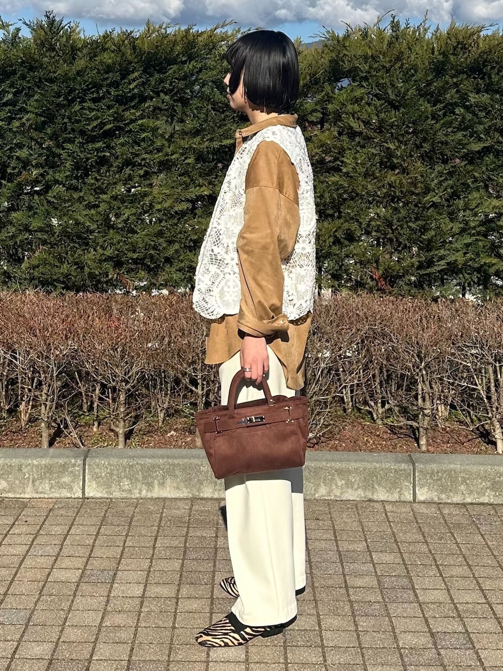 ホワイト系のその他パンツ、イエロー系のシャツ/ブラウス、ホワイト系のTシャツ/カットソーを着用したレディースの冬コーディネートの2枚目の写真