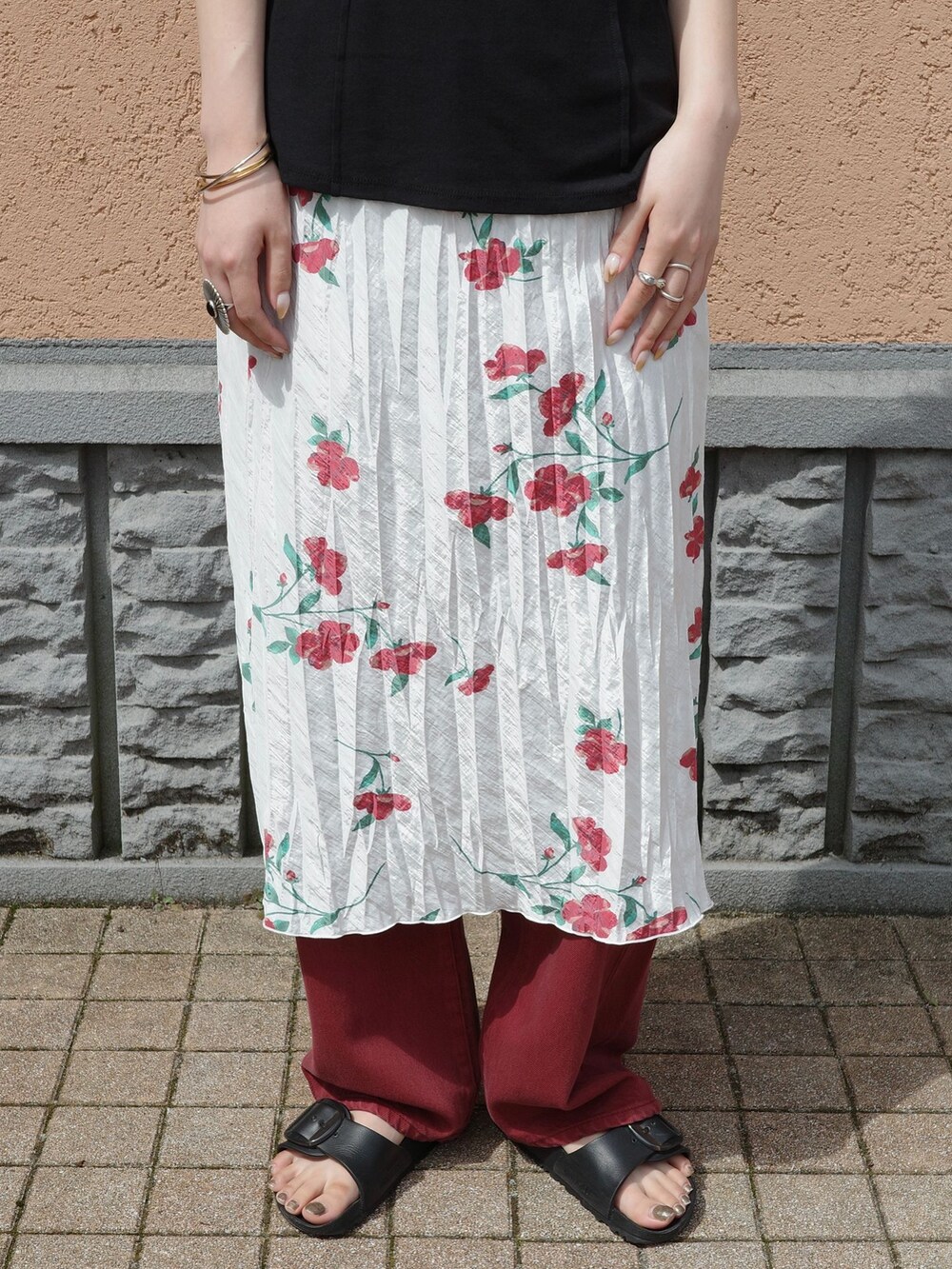 レッド系のその他パンツ、ホワイト系のスカート、ブラック系のTシャツ/カットソーを着用したレディースの夏コーディネートの7枚目の写真