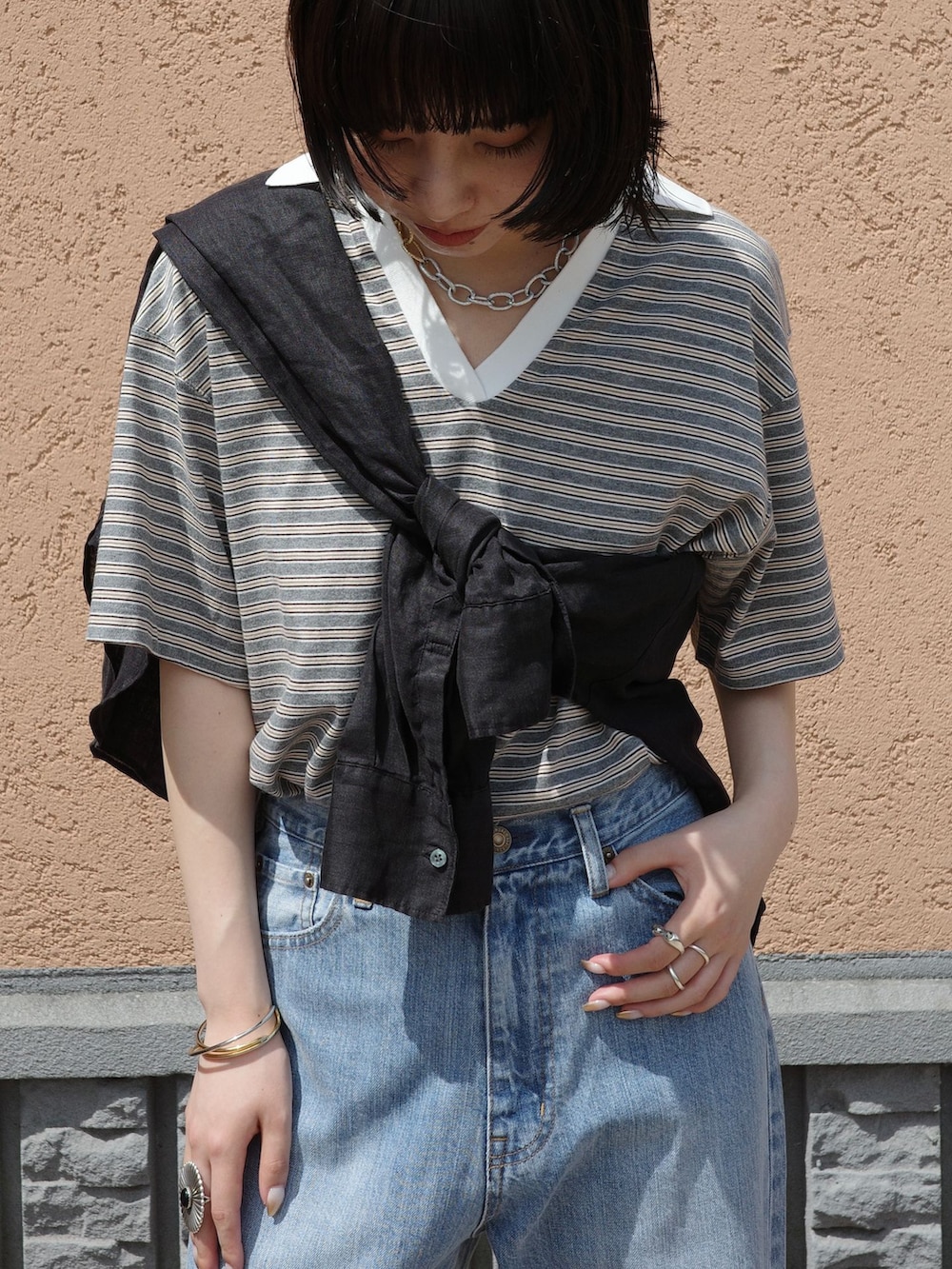 ブルー系のその他パンツ、その他のTシャツ/カットソーを着用したレディースの夏コーディネートの5枚目の写真