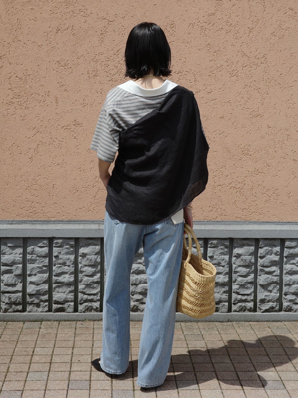 ブルー系のその他パンツ、その他のTシャツ/カットソーを着用したレディースの夏コーディネートの4枚目の写真