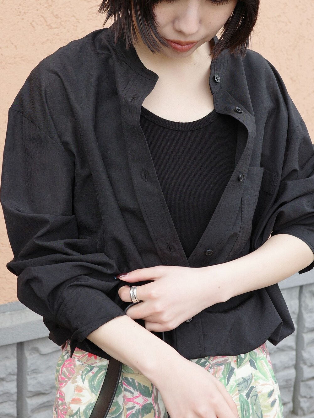 ピンク系のその他パンツ、ブラック系のシャツ/ブラウスを着用したレディースの春コーディネートの4枚目の写真
