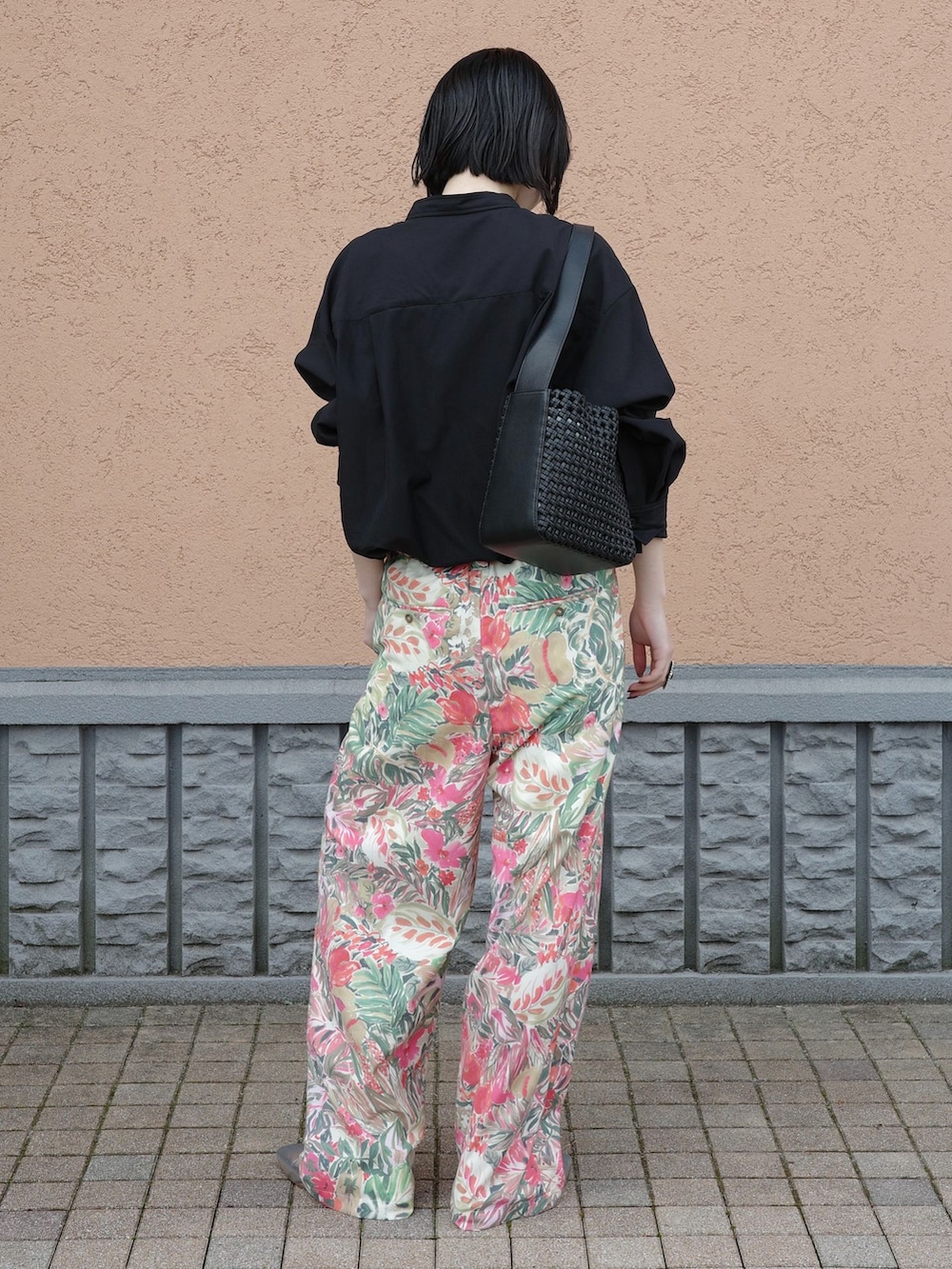 ピンク系のその他パンツ、ブラック系のシャツ/ブラウスを着用したレディースの春コーディネートの3枚目の写真