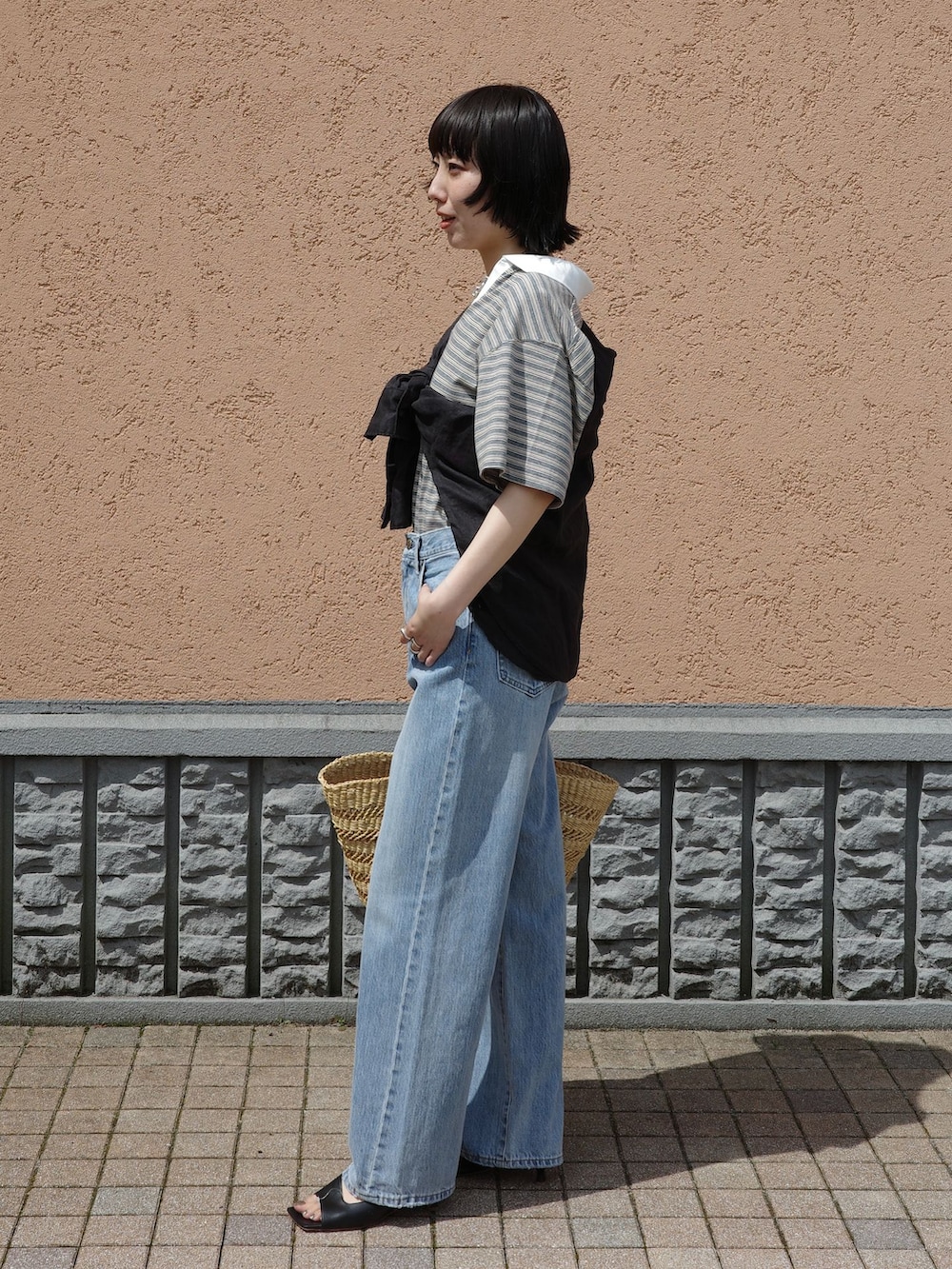 ブルー系のその他パンツ、その他のTシャツ/カットソーを着用したレディースの夏コーディネートの3枚目の写真