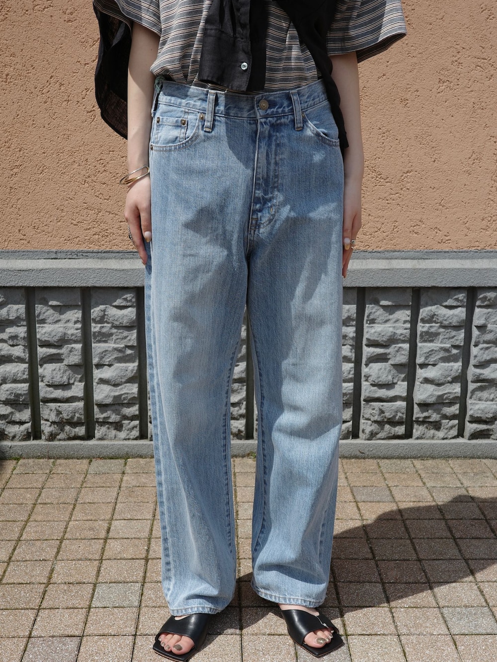 ブルー系のその他パンツ、その他のTシャツ/カットソーを着用したレディースの夏コーディネートの7枚目の写真