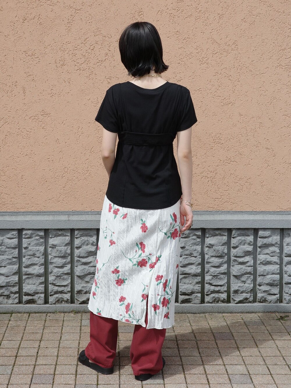 レッド系のその他パンツ、ホワイト系のスカート、ブラック系のTシャツ/カットソーを着用したレディースの夏コーディネートの4枚目の写真