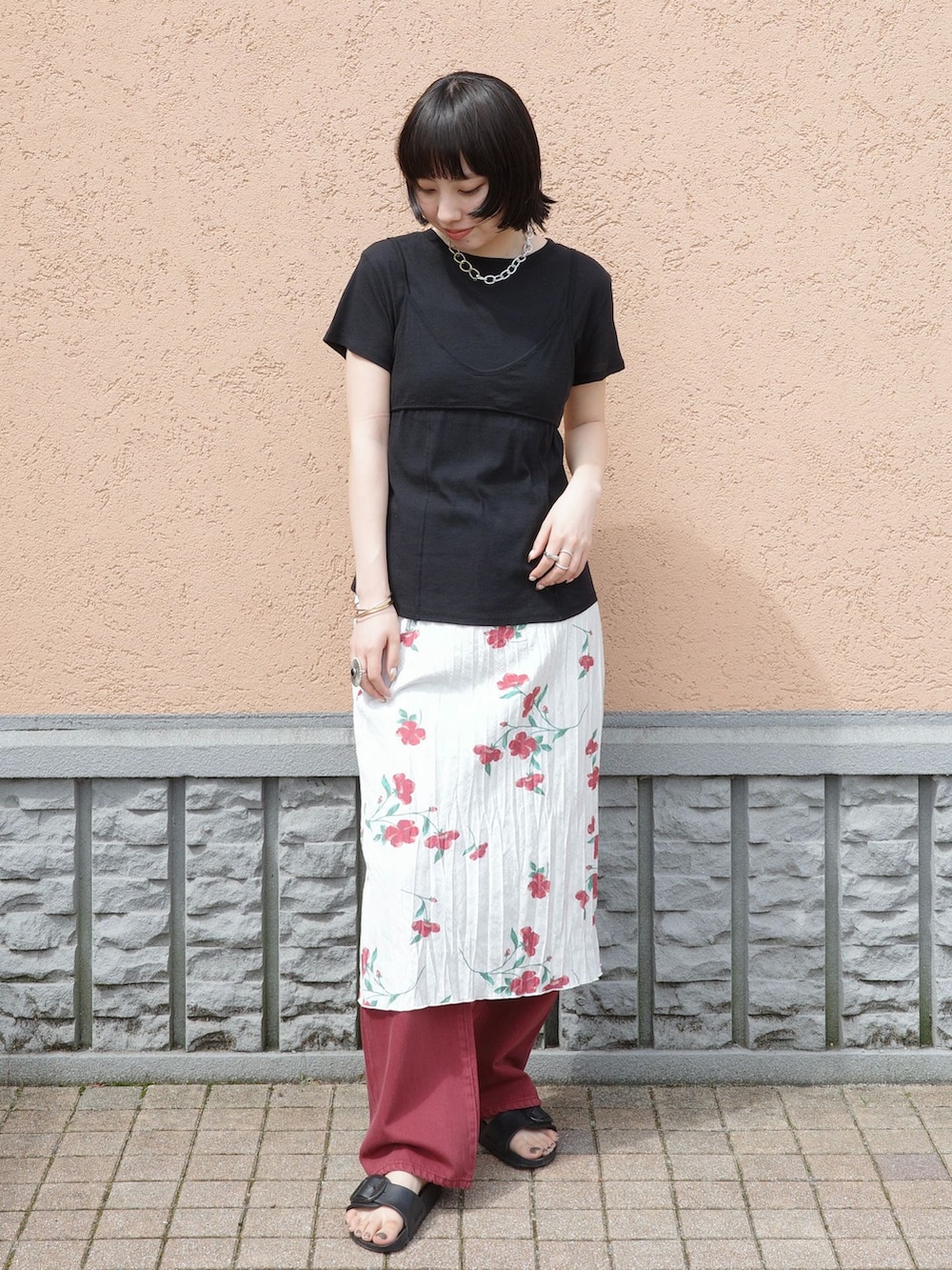 レッド系のその他パンツ、ホワイト系のスカート、ブラック系のTシャツ/カットソーを着用したレディースの夏コーディネートの2枚目の写真