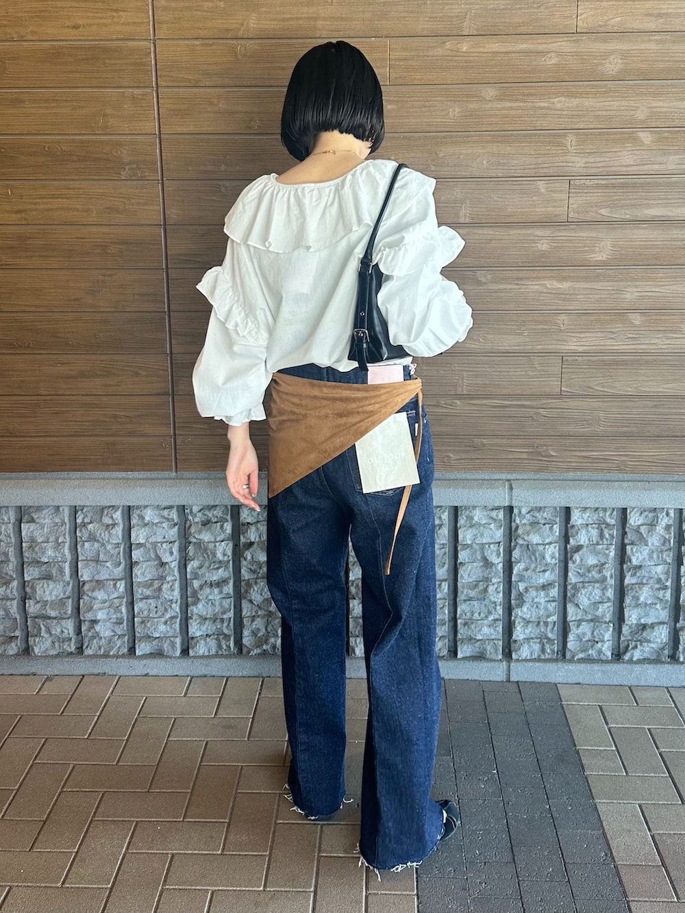 ブルー系のデニムパンツ、ホワイト系のシャツ/ブラウスを着用したレディースの冬コーディネートの3枚目の写真
