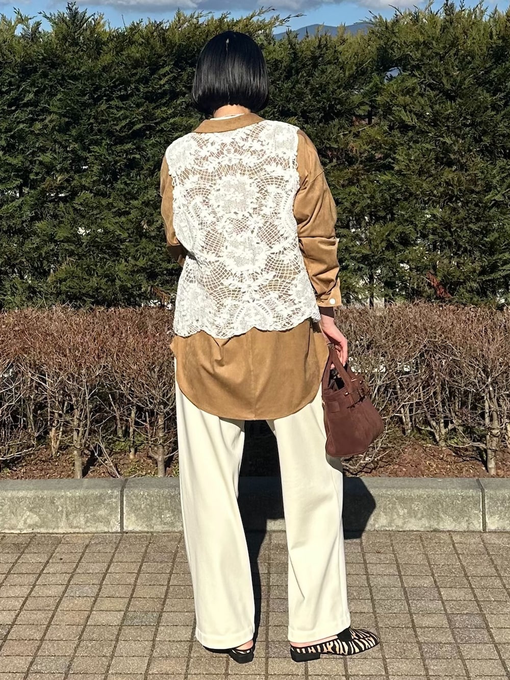 ホワイト系のその他パンツ、イエロー系のシャツ/ブラウス、ホワイト系のTシャツ/カットソーを着用したレディースの冬コーディネートの3枚目の写真