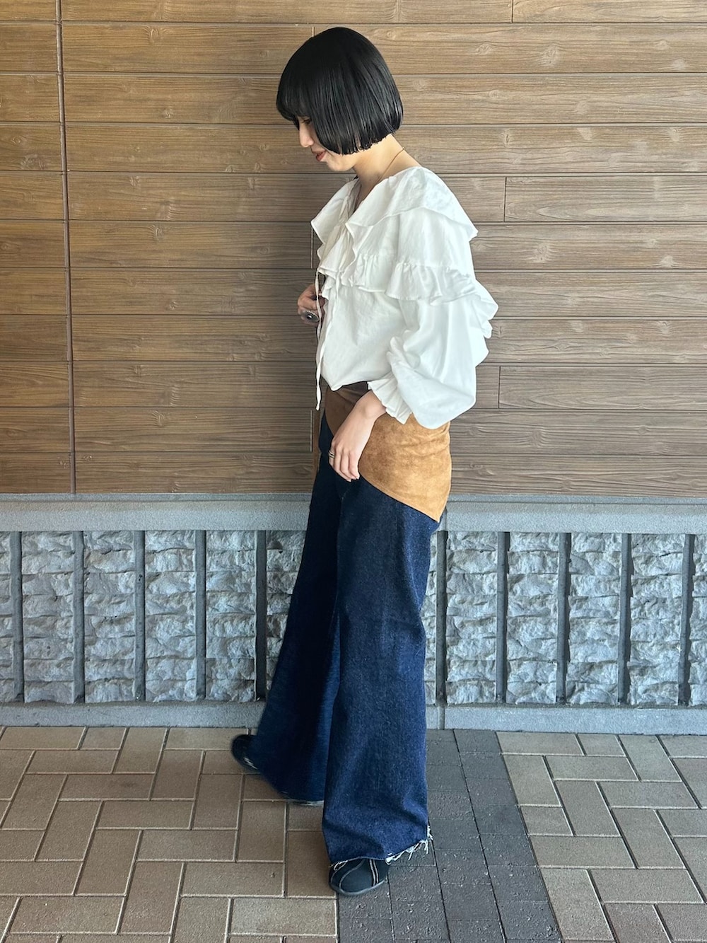 ブルー系のデニムパンツ、ホワイト系のシャツ/ブラウスを着用したレディースの冬コーディネートの2枚目の写真