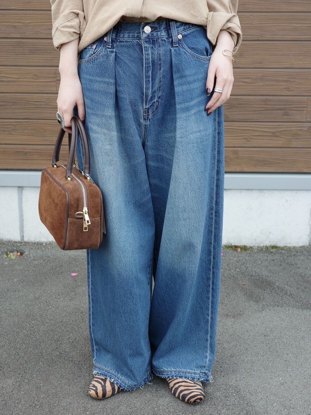 ブルー系のデニムパンツ、ベージュ系のシャツ/ブラウスを着用したレディースの春コーディネートの4枚目の写真