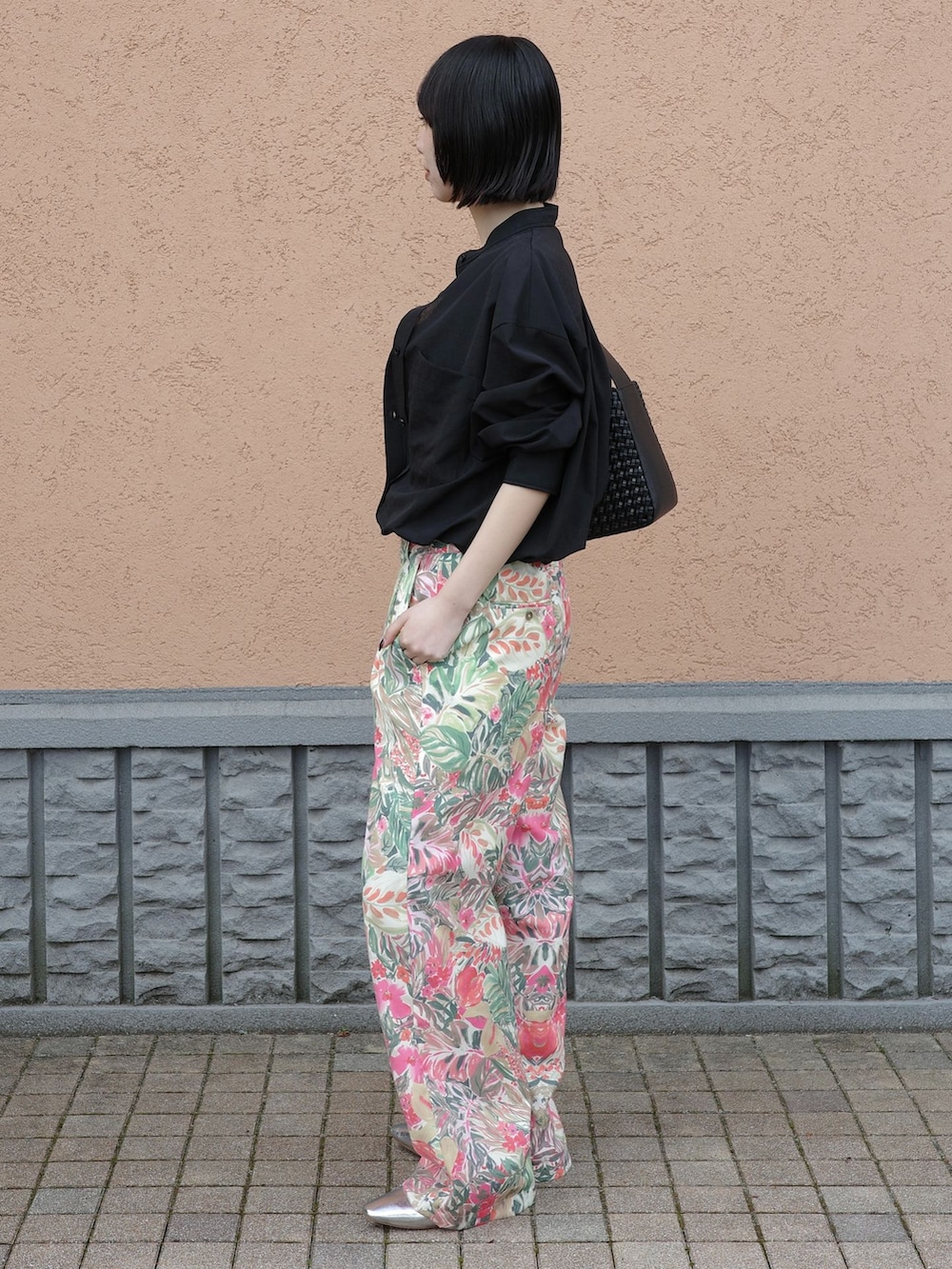 ピンク系のその他パンツ、ブラック系のシャツ/ブラウスを着用したレディースの春コーディネートの2枚目の写真