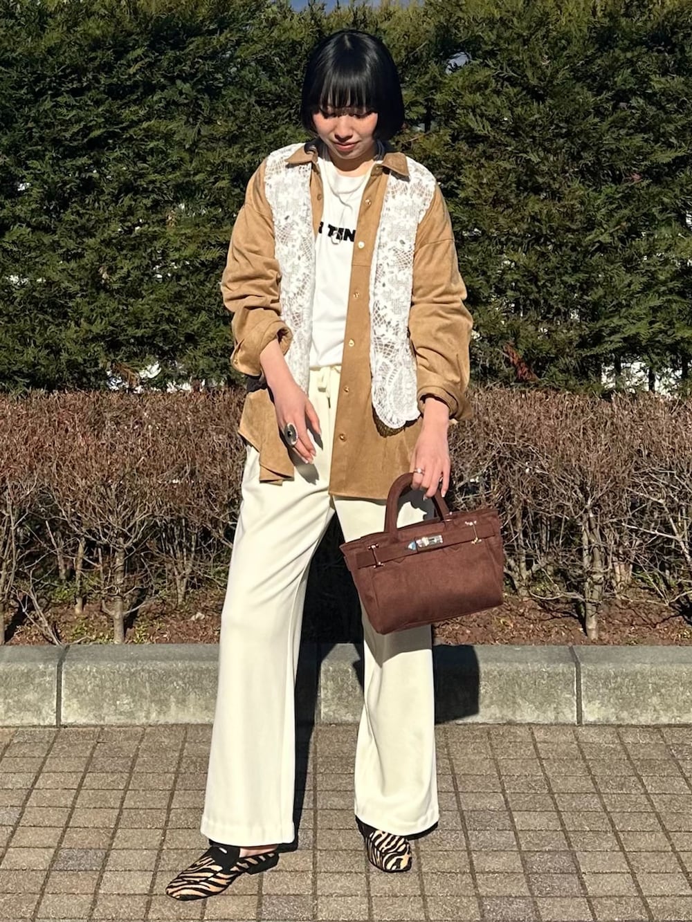 ホワイト系のその他パンツ、イエロー系のシャツ/ブラウス、ホワイト系のTシャツ/カットソーを着用したレディースの冬コーディネートの4枚目の写真