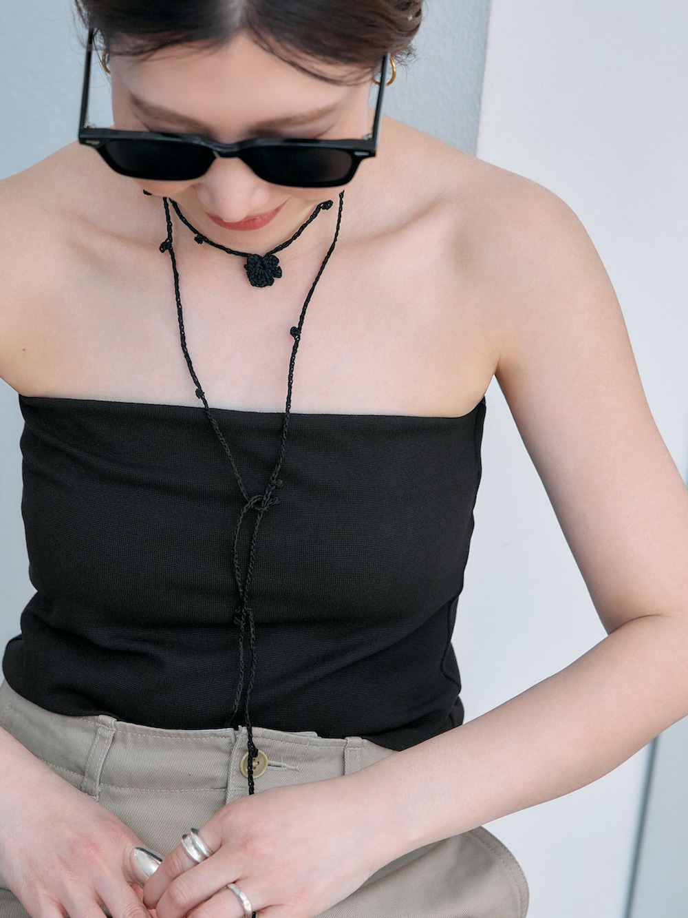 ベージュ系のチノパンツ、ブラック系のその他アンダーウェア/インナーを着用したレディースの春コーディネートの2枚目の写真