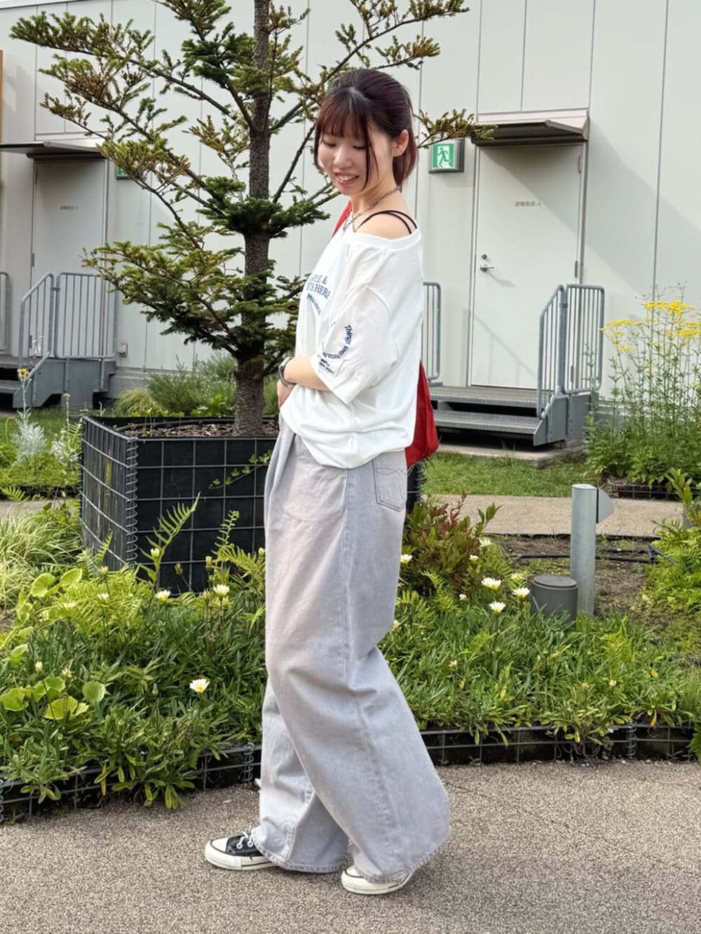 ホワイト系のTシャツ/カットソー、レッド系のトートバッグを着用したレディースの夏コーディネートの2枚目の写真