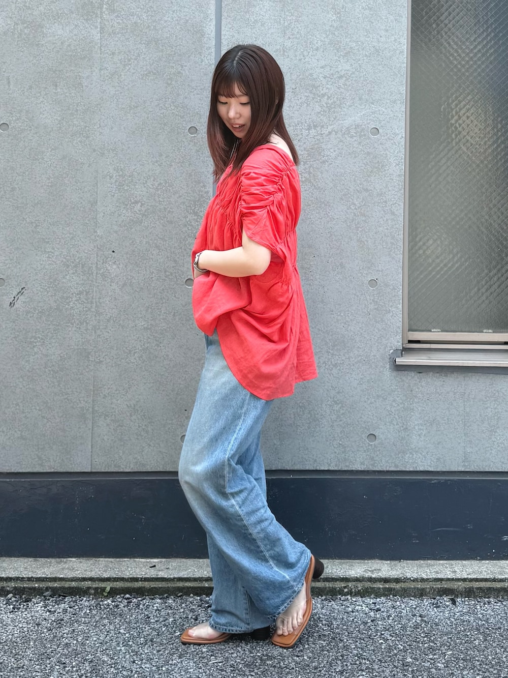 ブルー系のデニムパンツ、レッド系のシャツ/ブラウス、その他のサンダルを着用したレディースの夏コーディネートの2枚目の写真