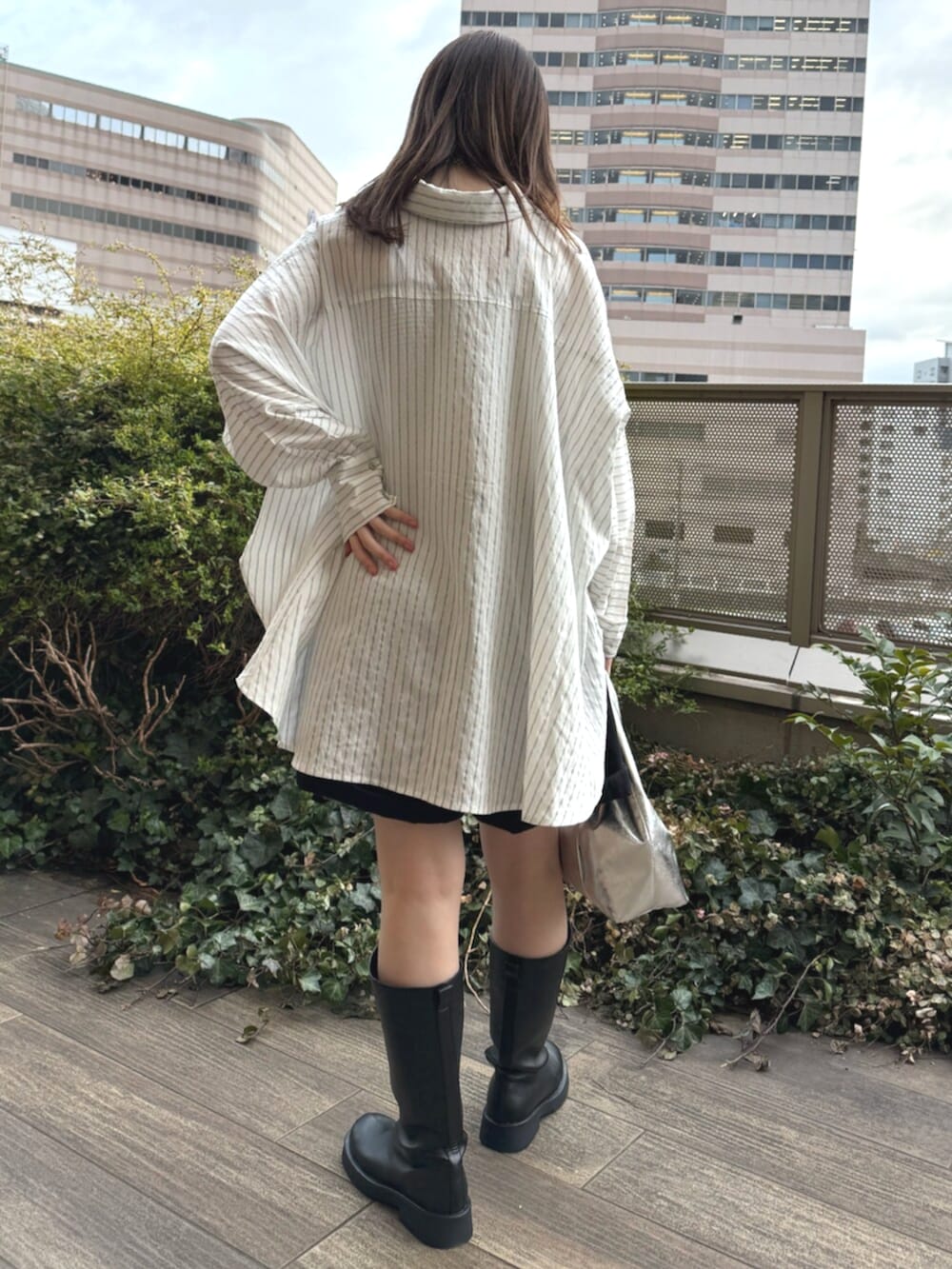 ホワイト系のシャツ/ブラウス、ブラック系のその他パンツ、ブラック系のブーツを着用したレディースの春コーディネートの3枚目の写真