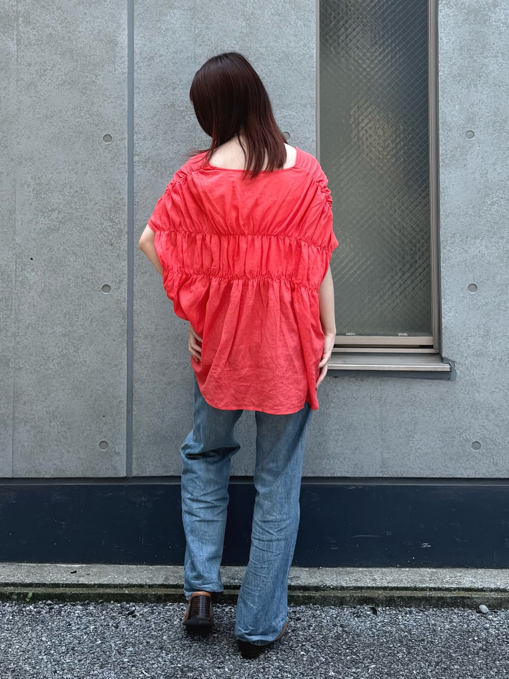 ブルー系のデニムパンツ、レッド系のシャツ/ブラウス、その他のサンダルを着用したレディースの夏コーディネートの3枚目の写真