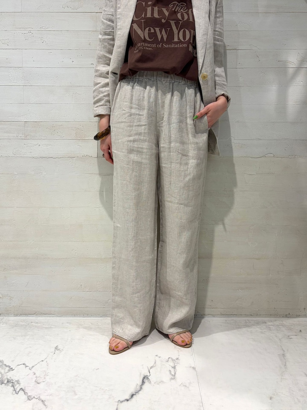 ホワイト系のテーラードジャケット、ホワイト系のその他パンツ、その他のTシャツ/カットソーを着用したレディースの春コーディネートの5枚目の写真