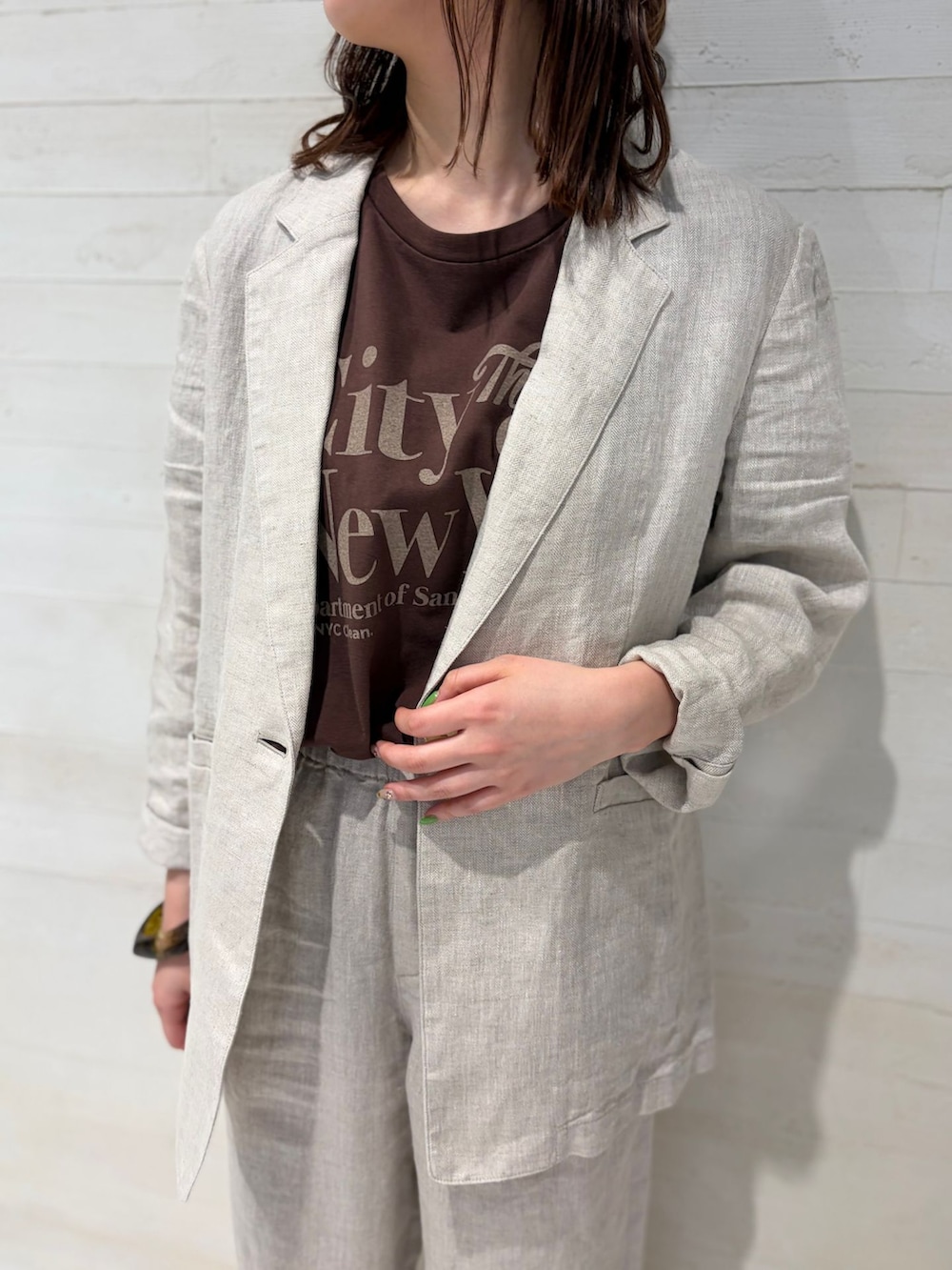 ホワイト系のテーラードジャケット、ホワイト系のその他パンツ、その他のTシャツ/カットソーを着用したレディースの春コーディネートの4枚目の写真